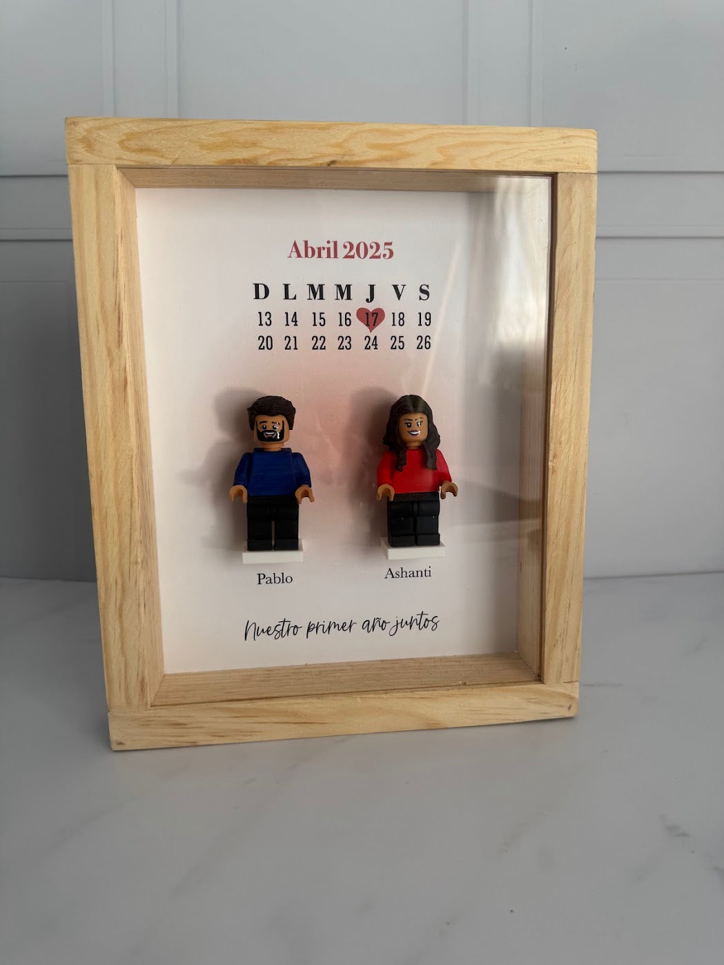 Marco de Madera Personalizado con 2 Figuras Tipo LEGO®