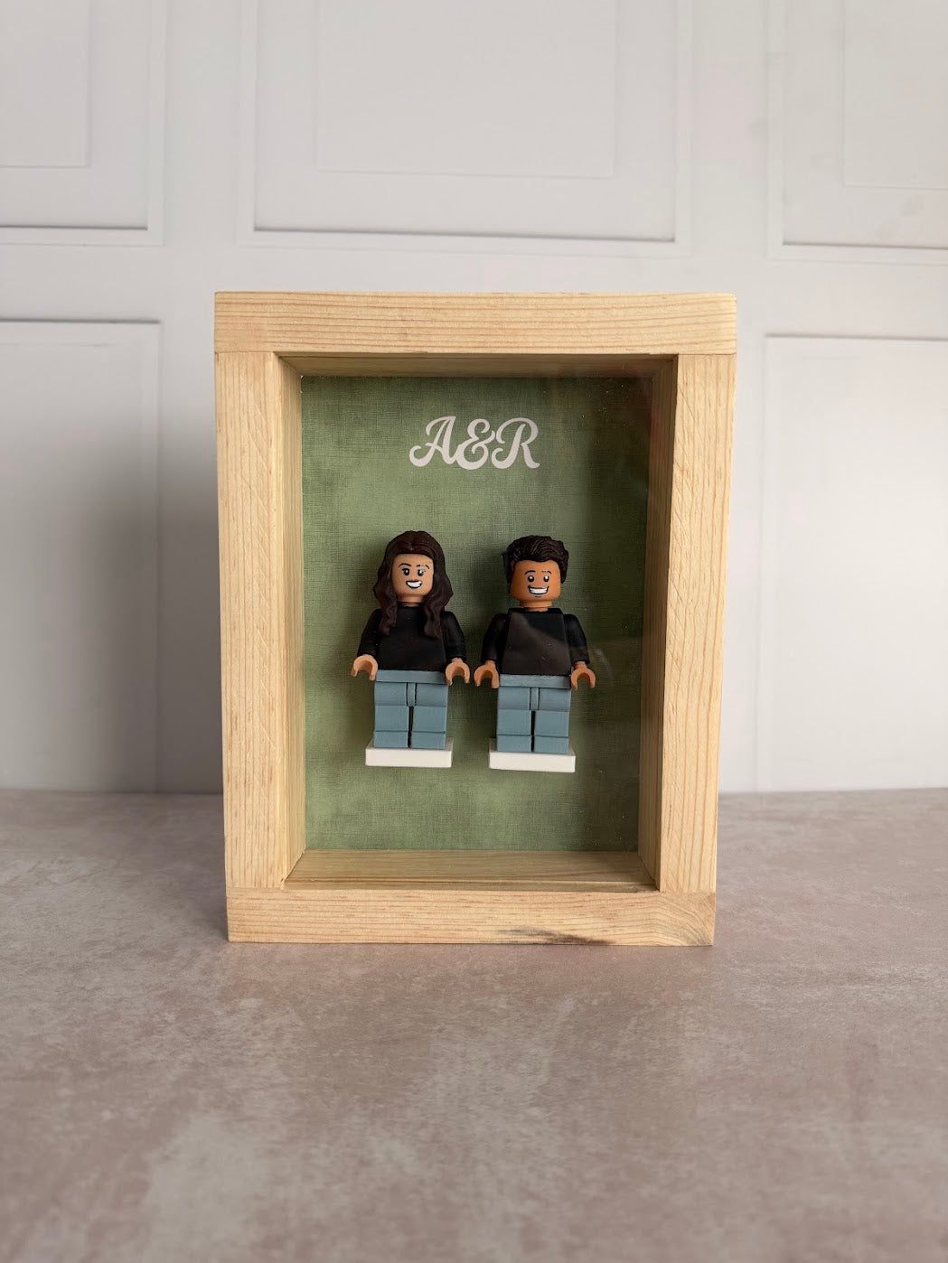 Marco de Madera Personalizado con 2 Figuras Tipo LEGO®